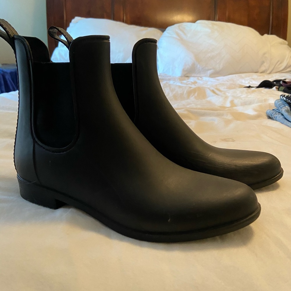 Black ankle rain boots